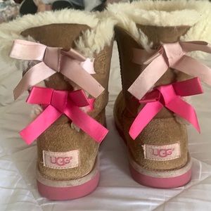 Girls size 5 UGG Bailey bow boots